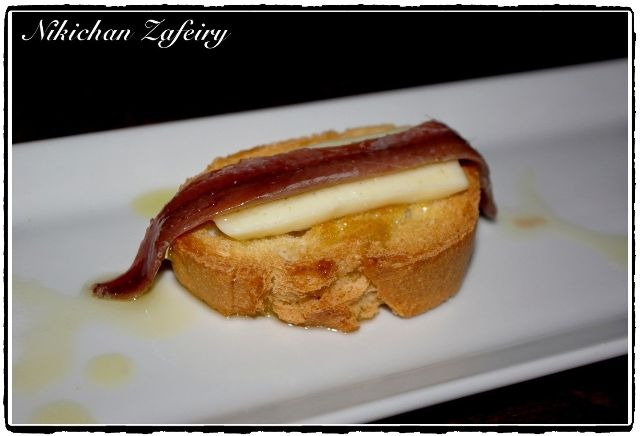 http://recetasde2.blogspot.com/2014/12/montaditos-de-anchoa-y-queso-semi-curado.html